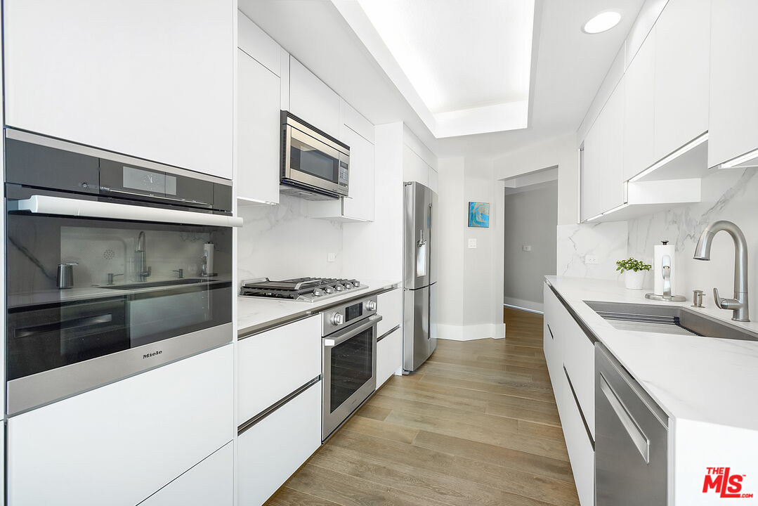 13600 Marina Pointe Dr Unit: 1702
