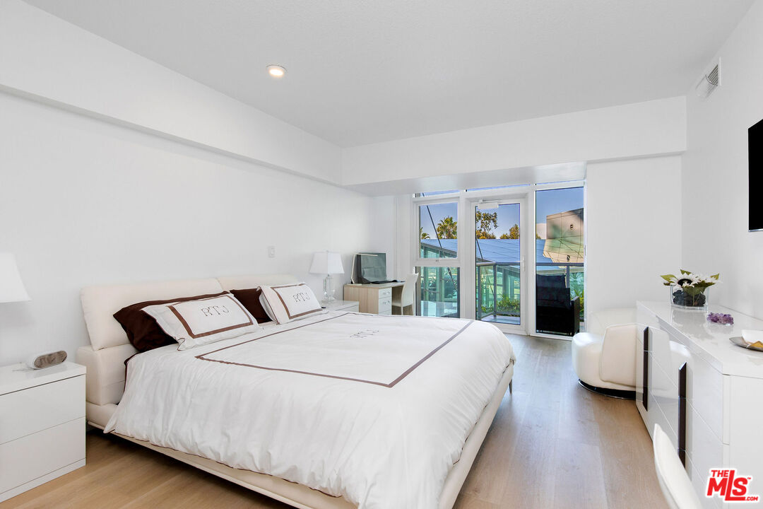 13600 MARINA POINTE DR Unit: 401