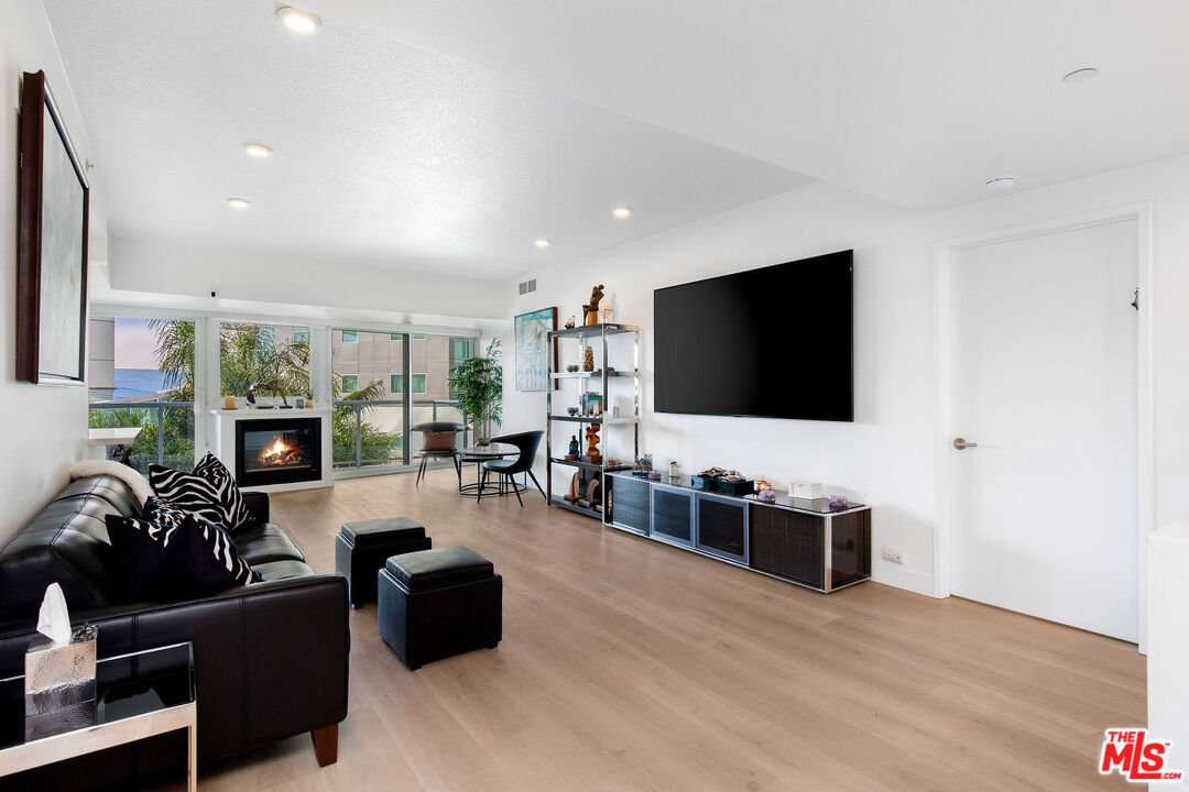 13600 MARINA POINTE DR Unit: 401