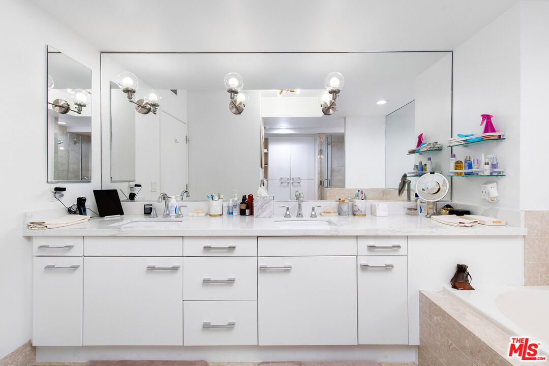 13600 MARINA POINTE DR Unit: 401