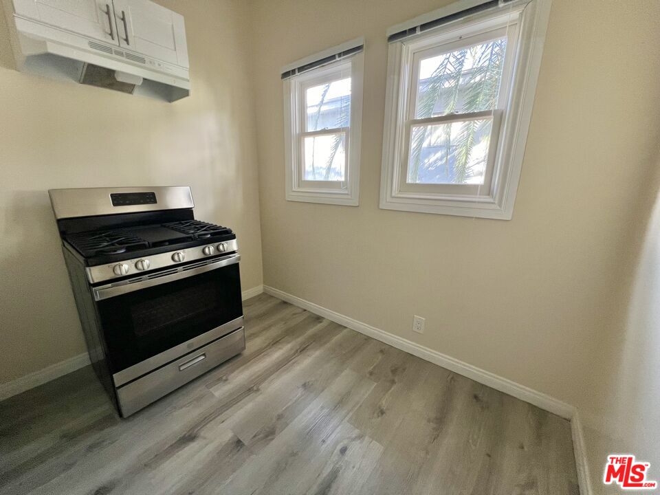 946 S Burlington Ave Unit: 208