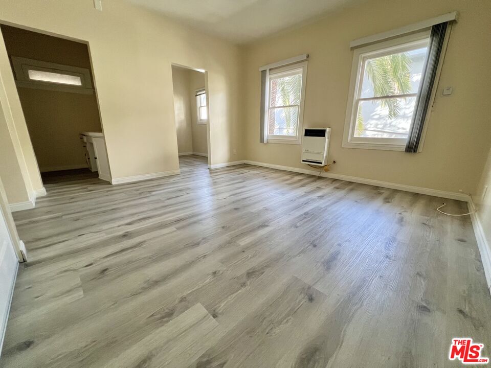 946 S Burlington Ave Unit: 208