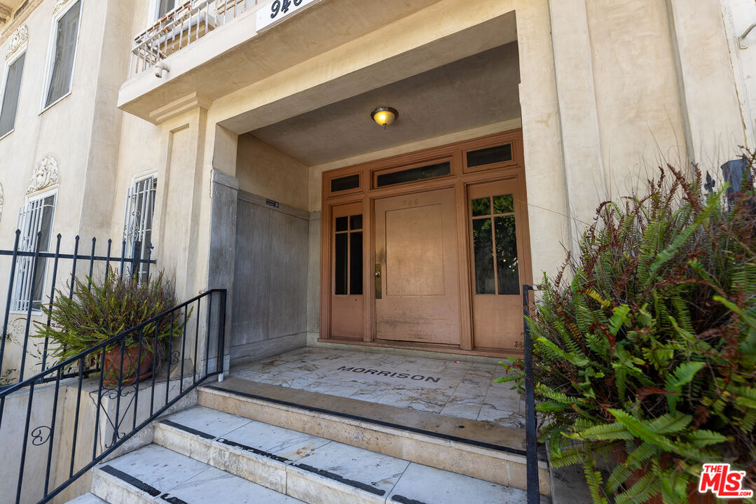 946 S Burlington Ave Unit: 208