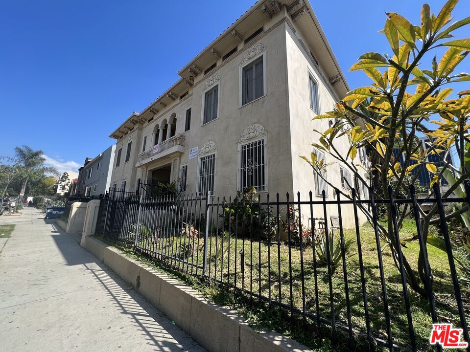 946 S Burlington Ave Unit: 208