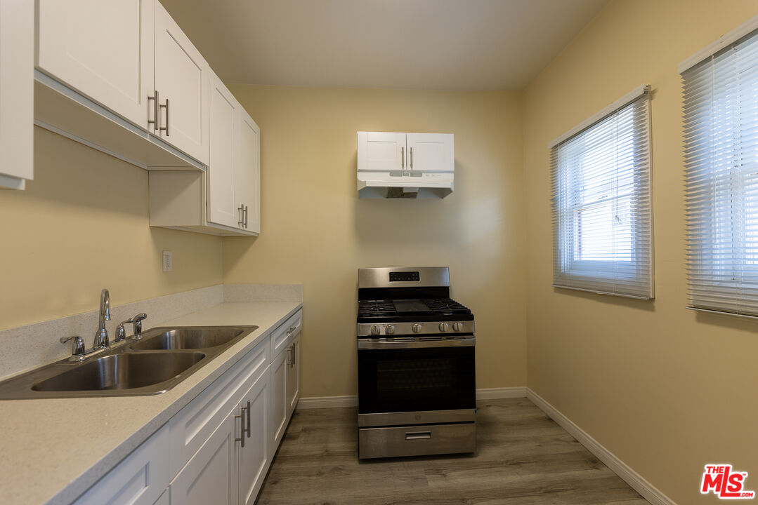 946 S Burlington Ave Unit: 208