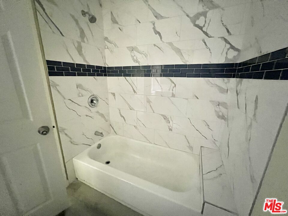 946 S Burlington Ave Unit: 208