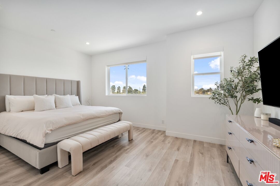 4912 S Centinela Ave