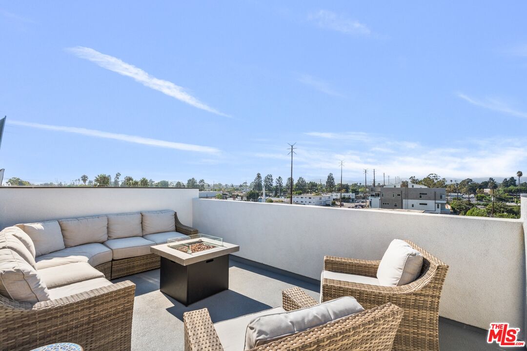 4912 S Centinela Ave