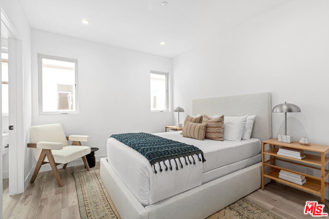 4912 S Centinela Ave