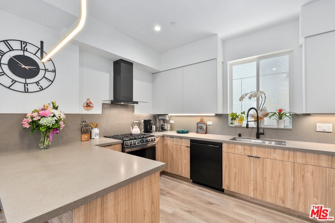 4912 S Centinela Ave