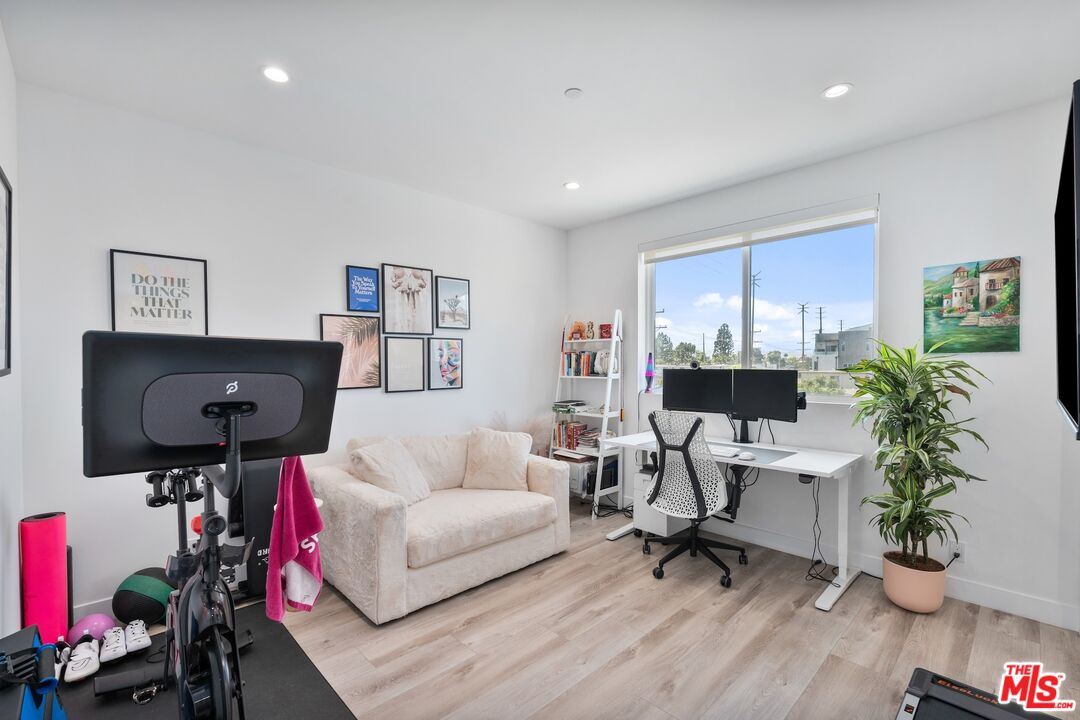 4912 S Centinela Ave