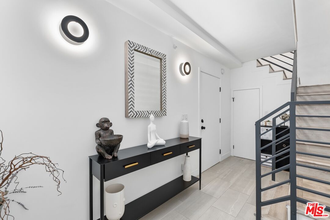 4912 S Centinela Ave