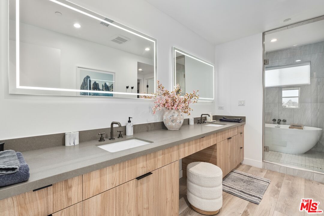 4912 S Centinela Ave