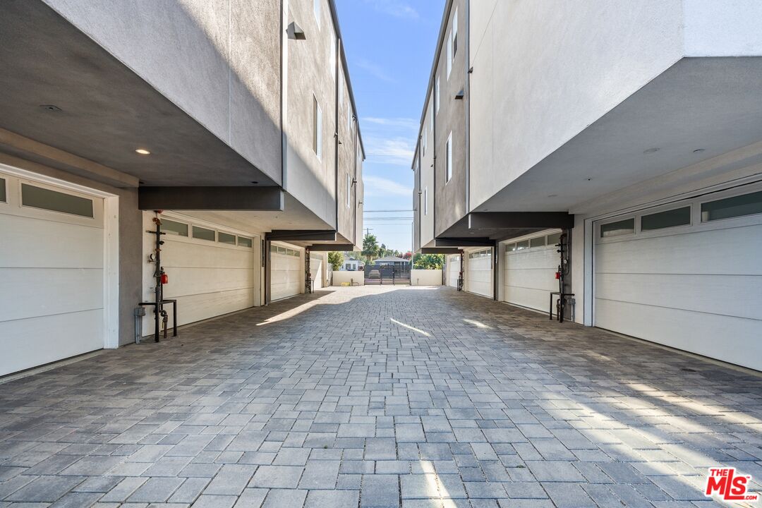 4912 S Centinela Ave