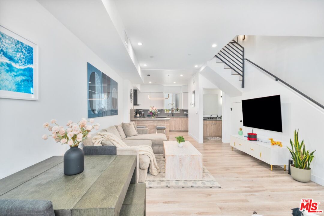 4912 S Centinela Ave