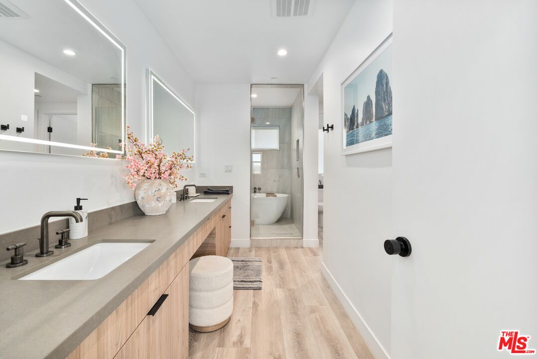 4912 S Centinela Ave