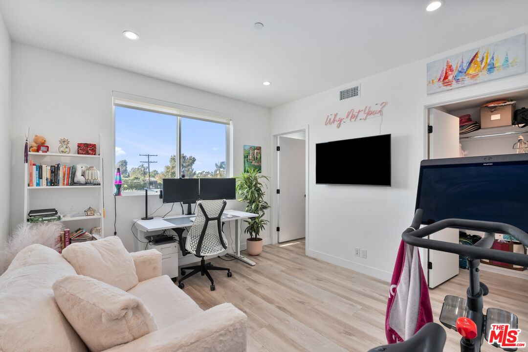 4912 S Centinela Ave