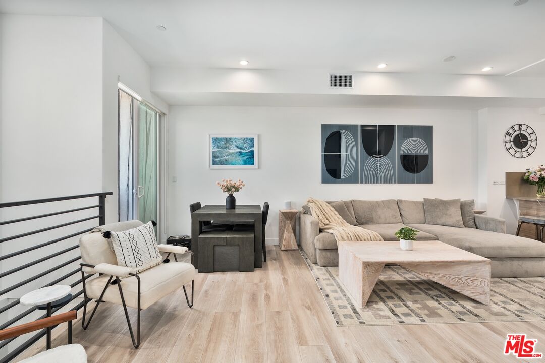 4912 S Centinela Ave