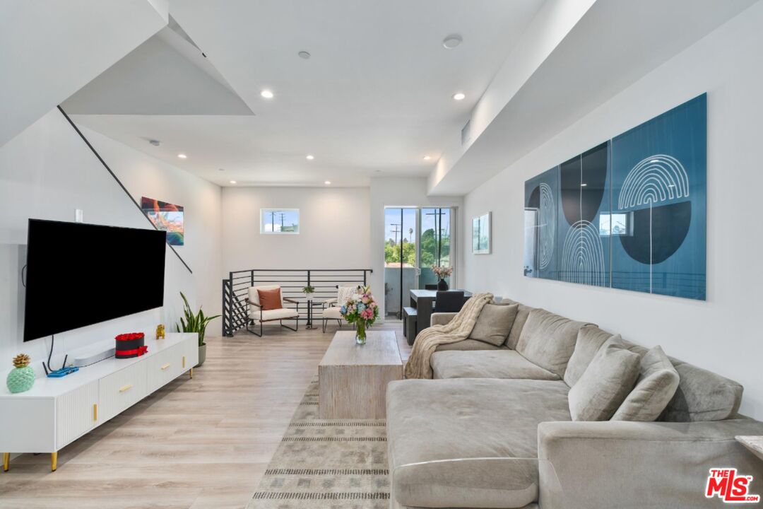 4912 S Centinela Ave