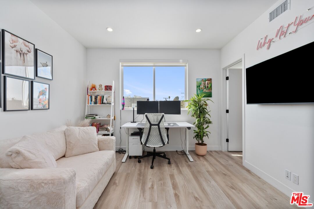 4912 S Centinela Ave