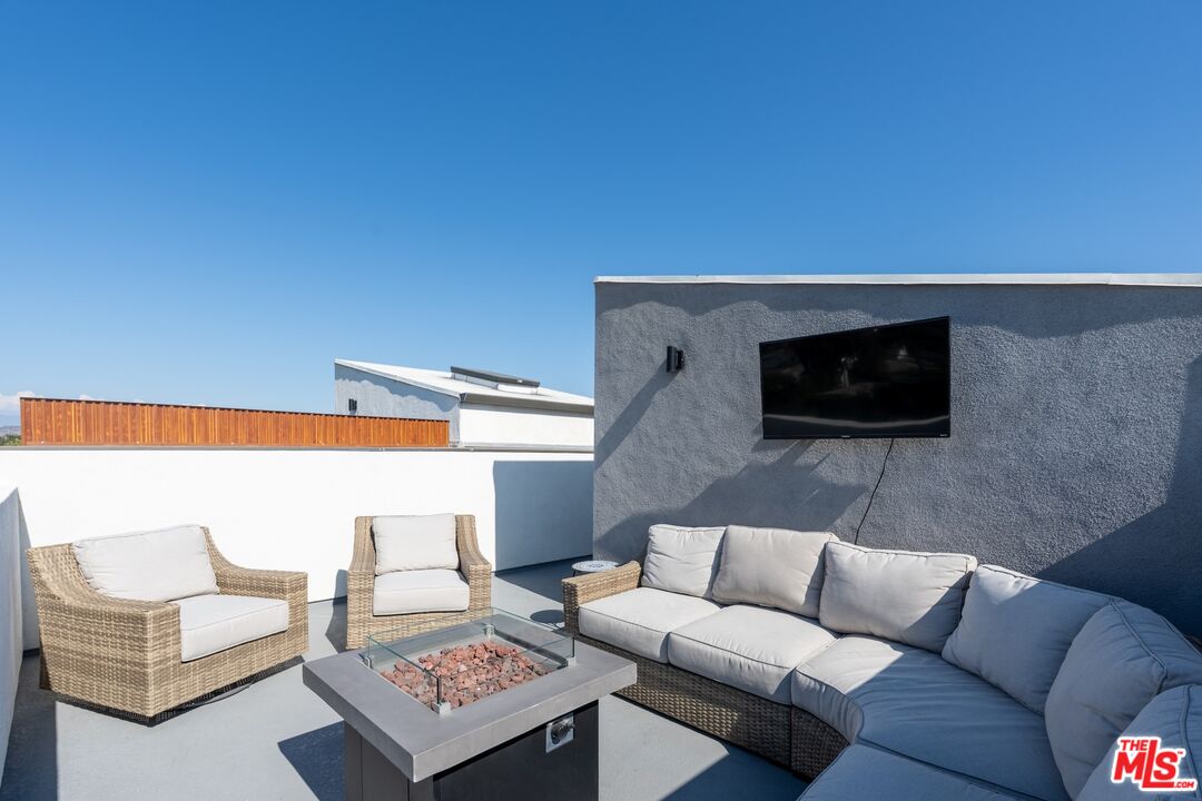 4912 S Centinela Ave