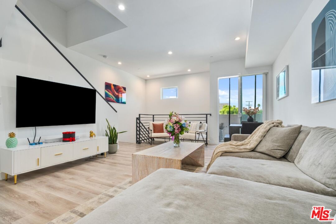 4912 S Centinela Ave