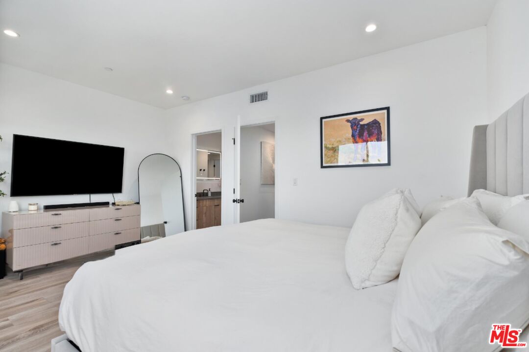 4912 S Centinela Ave