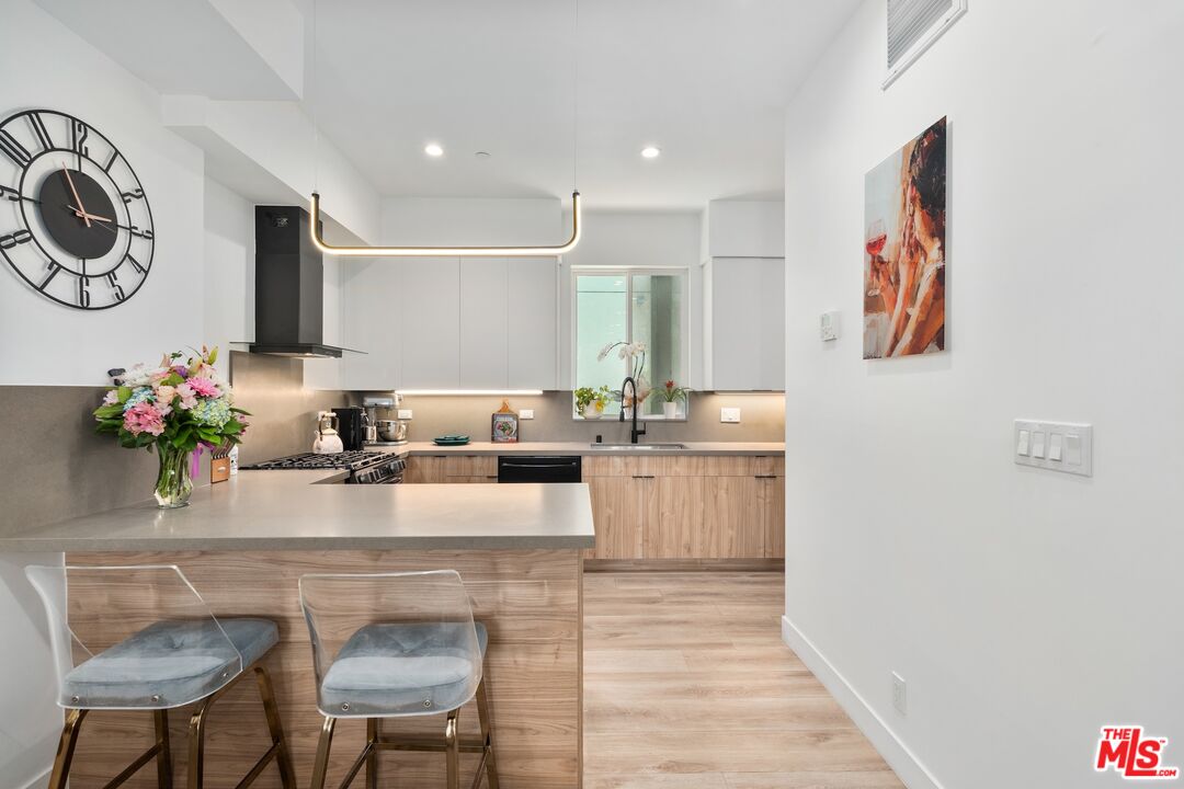 4912 S Centinela Ave