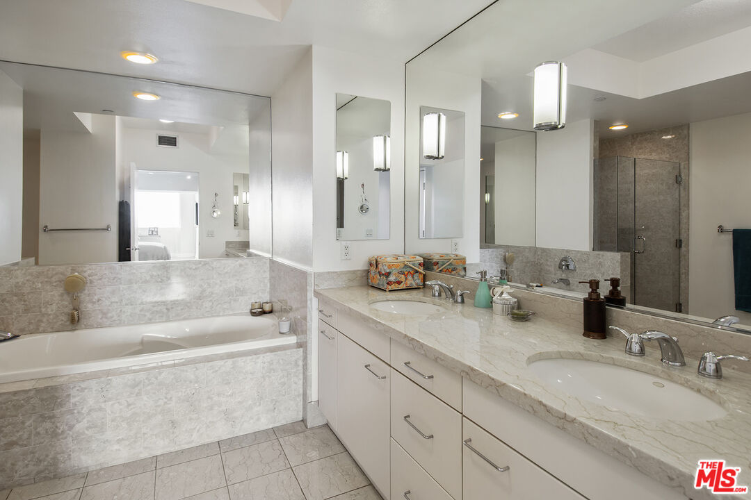 13600 Marina Pointe Dr Unit: 606