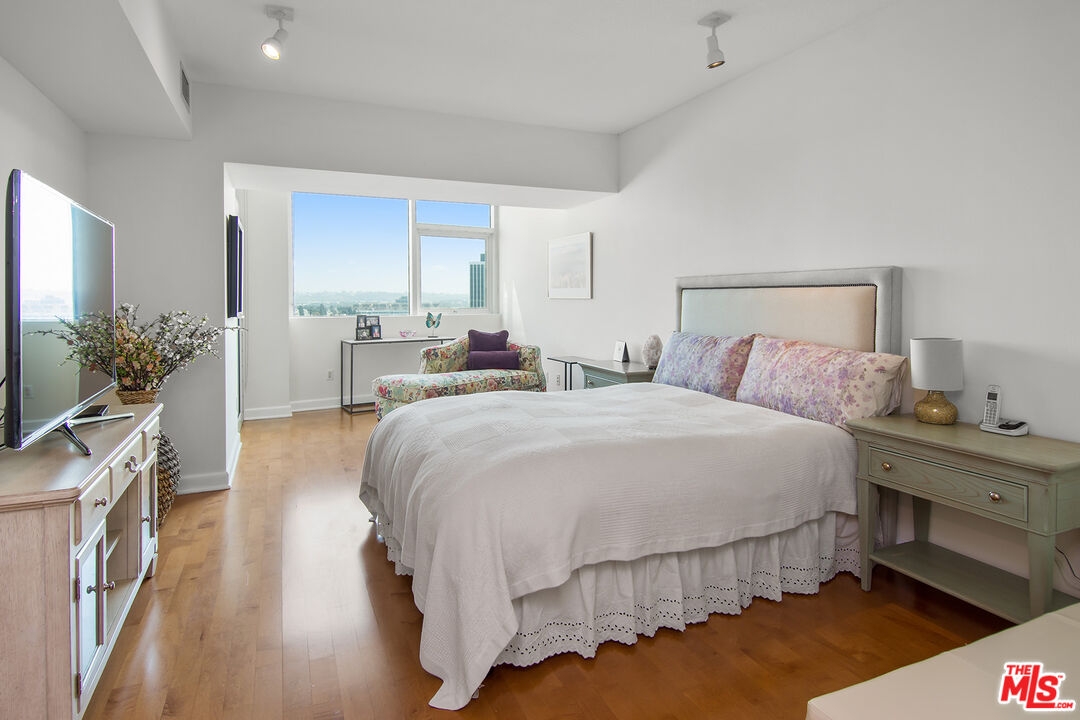 13600 Marina Pointe Dr Unit: 606