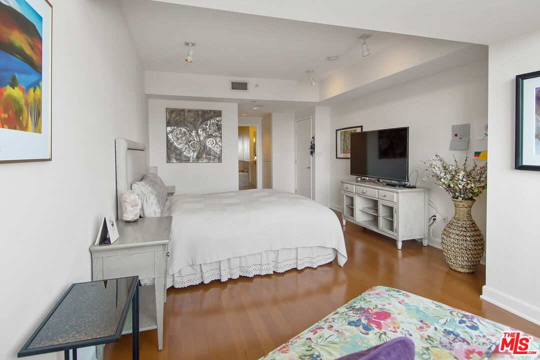 13600 Marina Pointe Dr Unit: 606