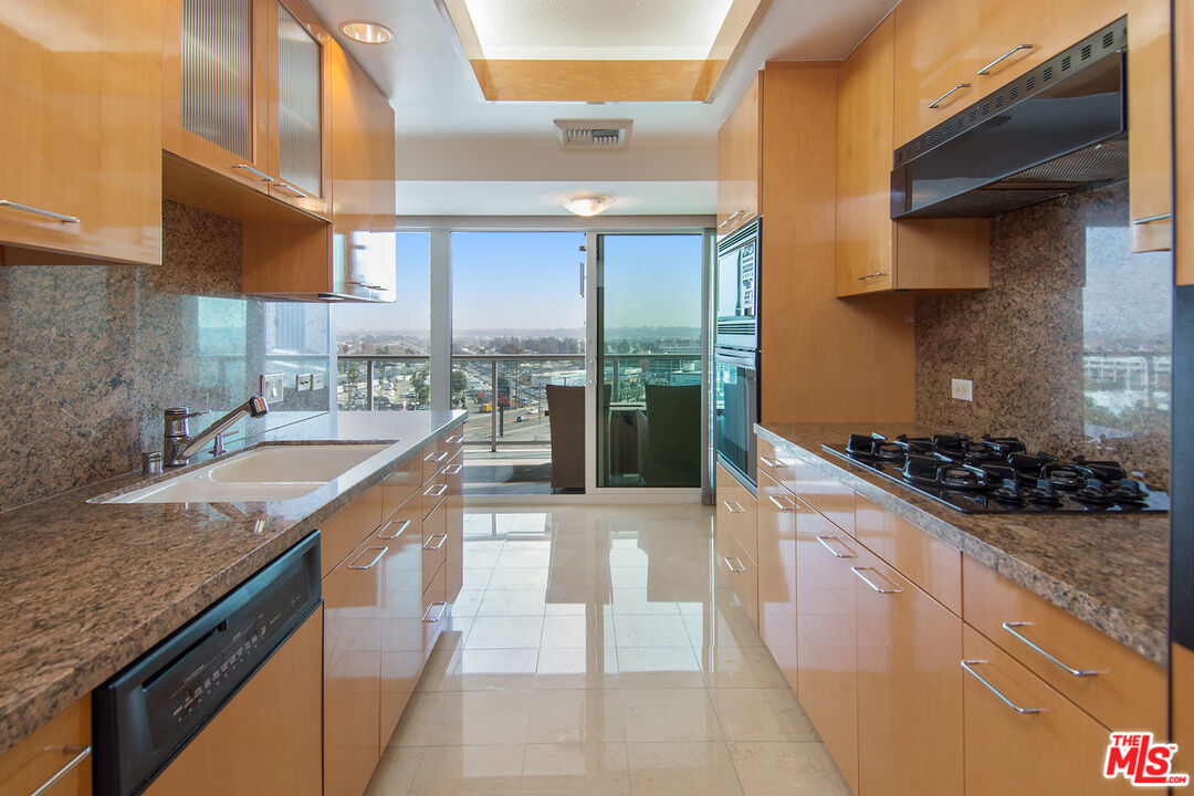 13600 Marina Pointe Dr Unit: 606