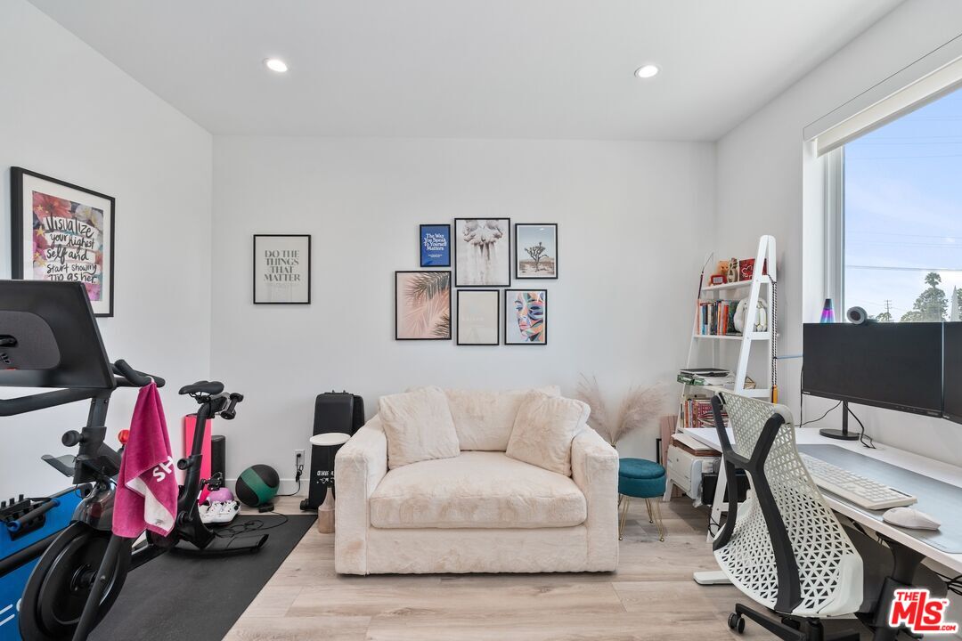 4912 S Centinela Ave