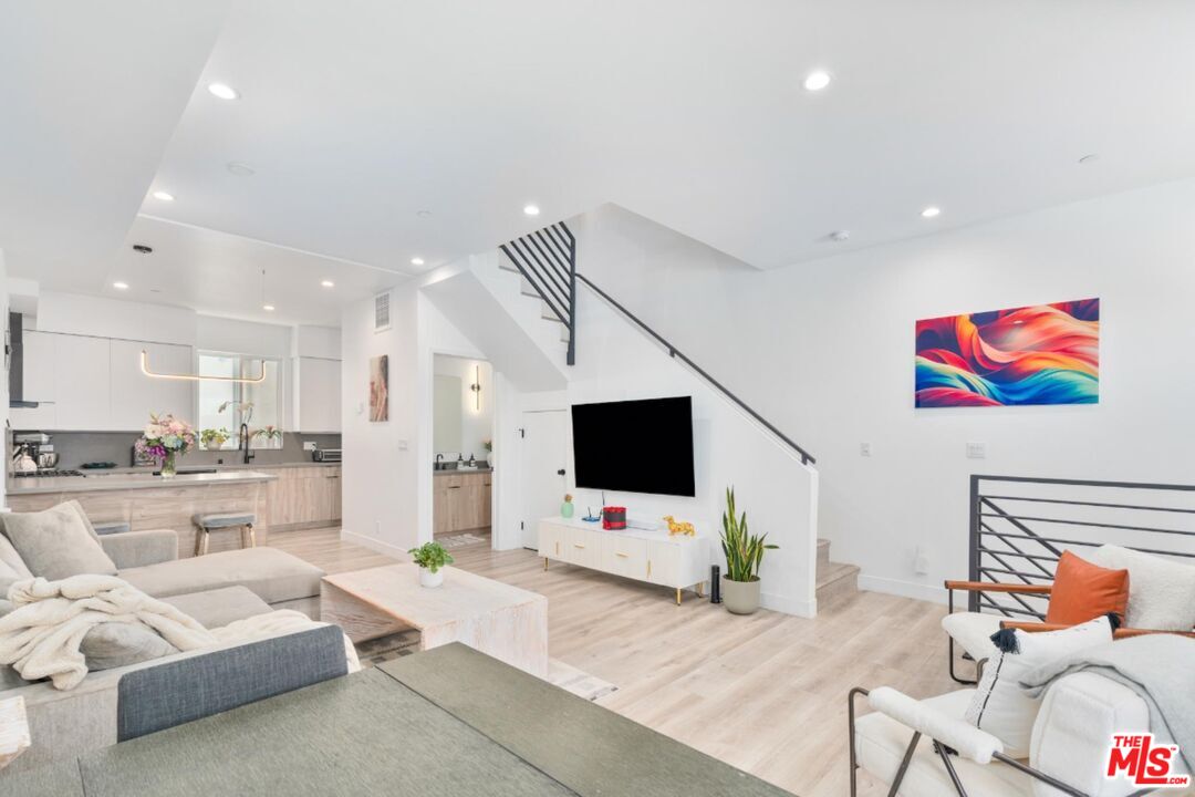 4912 S Centinela Ave