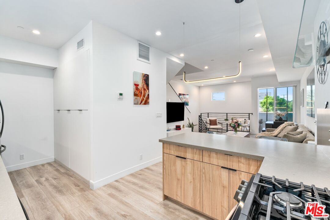 4912 S Centinela Ave