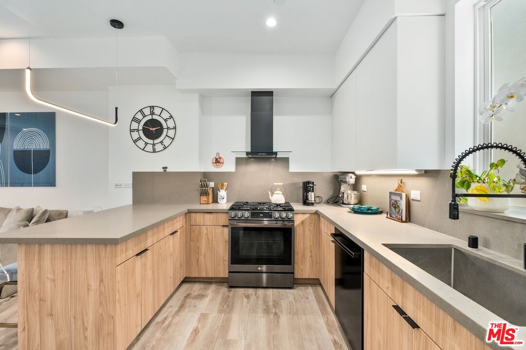 4912 S Centinela Ave