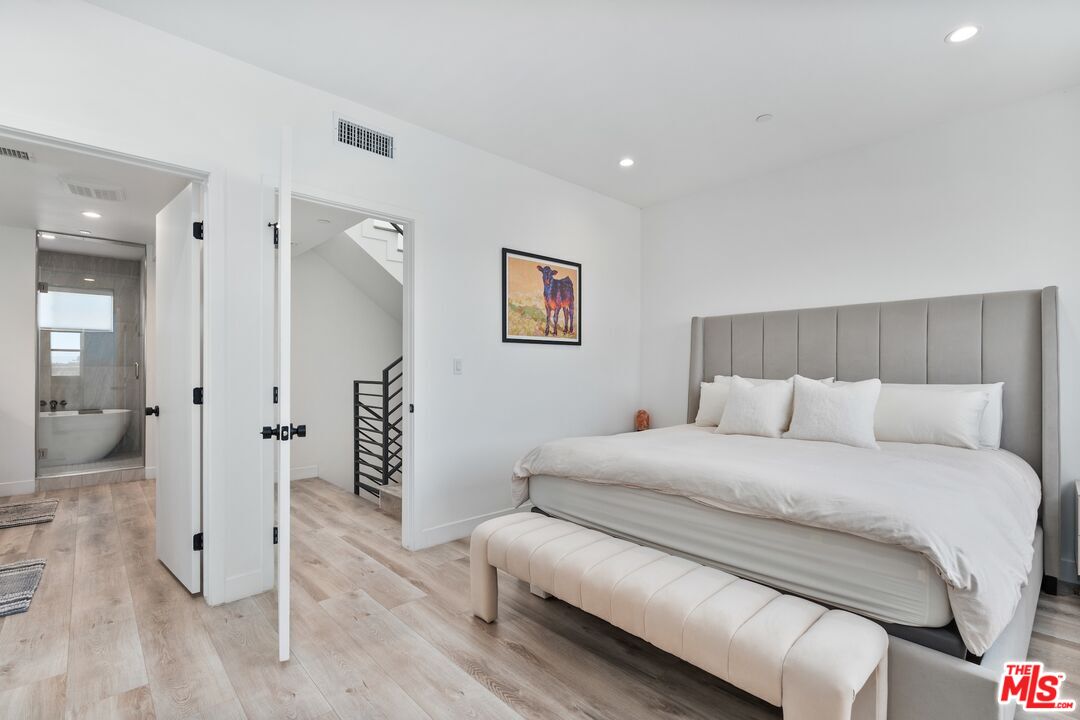 4912 S Centinela Ave