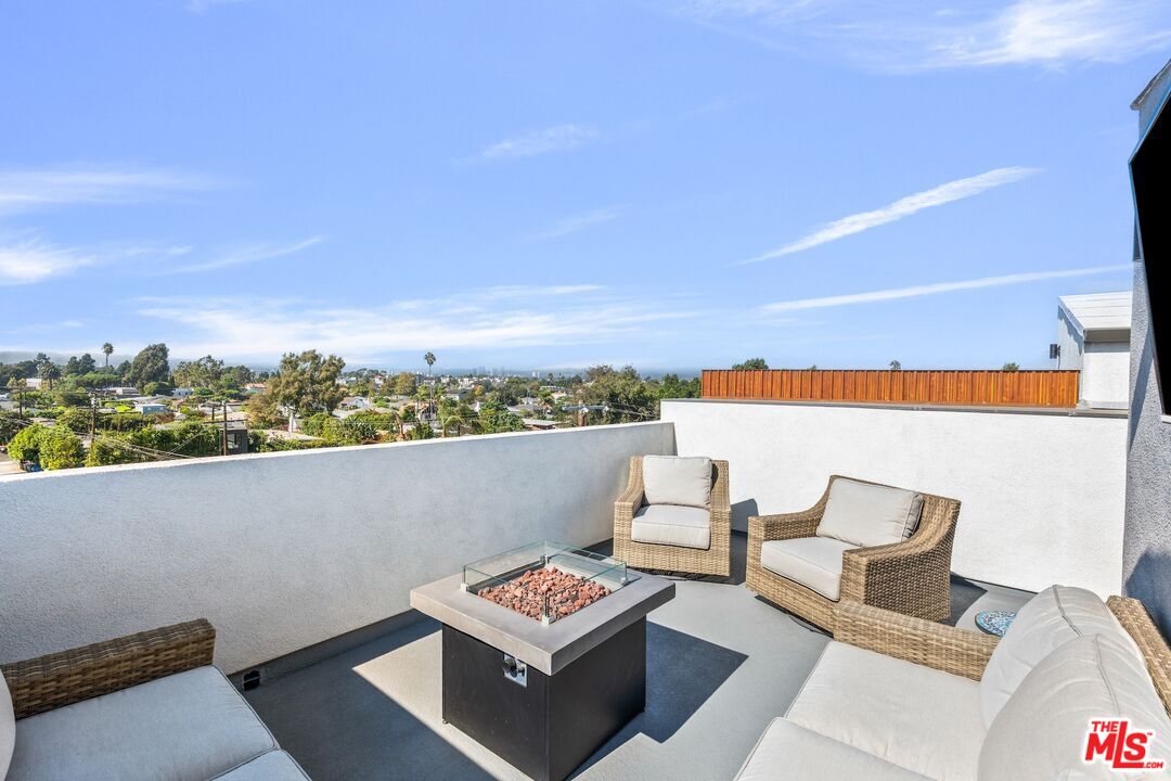 4912 S Centinela Ave