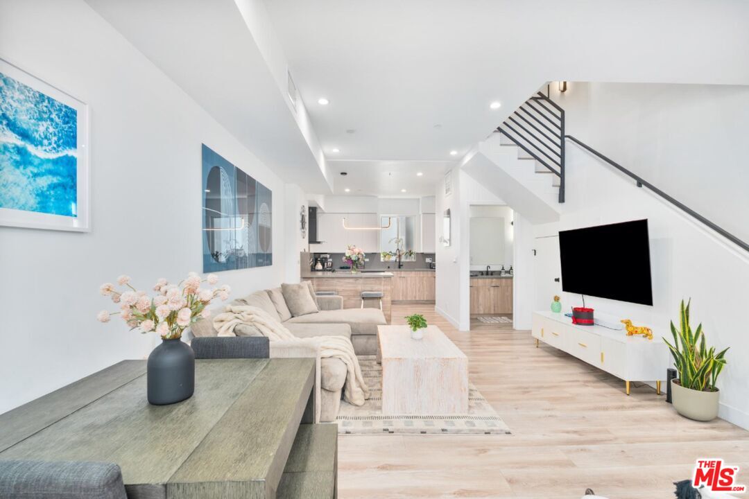 4912 S Centinela Ave