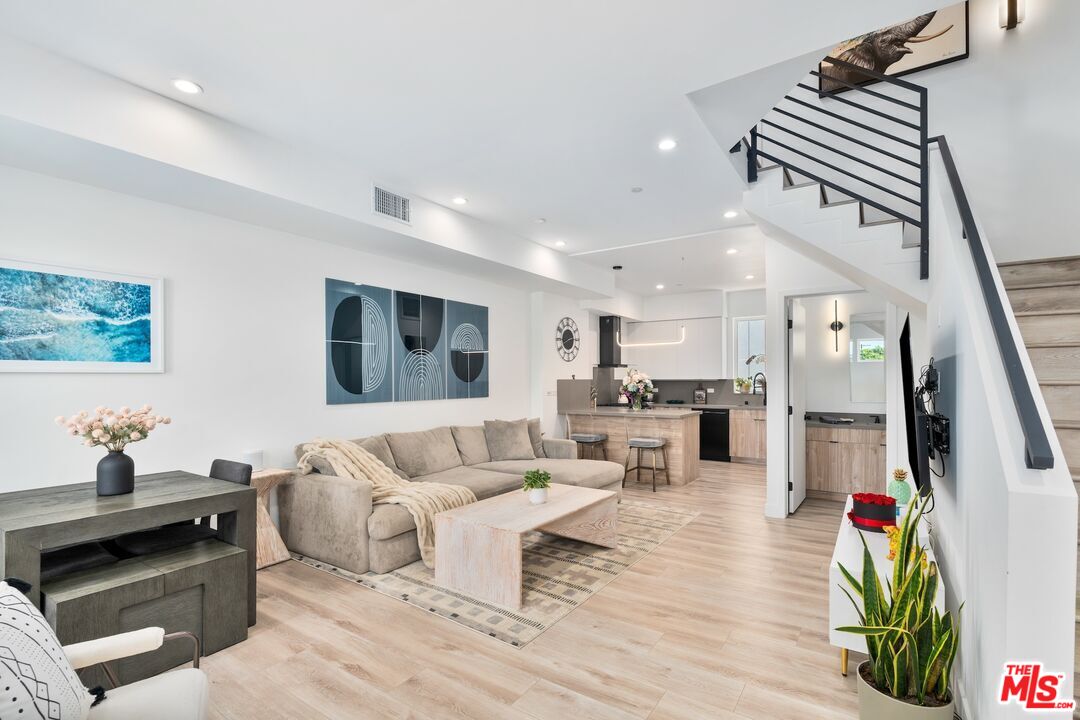 4912 S Centinela Ave