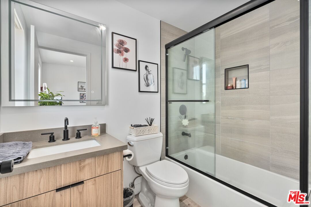 4912 S Centinela Ave