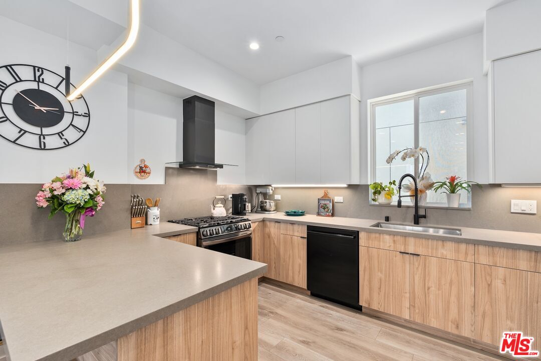 4912 S Centinela Ave