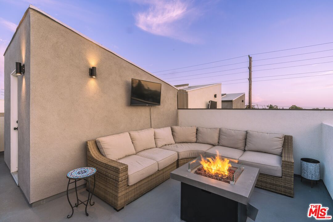 4912 S Centinela Ave