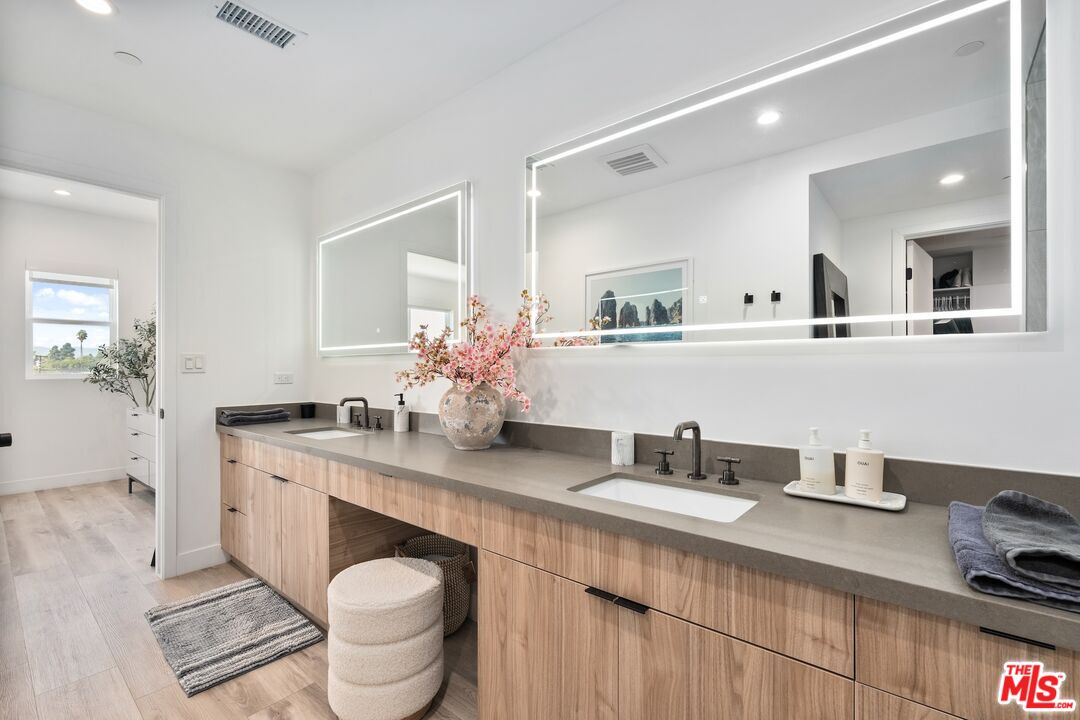 4912 S Centinela Ave