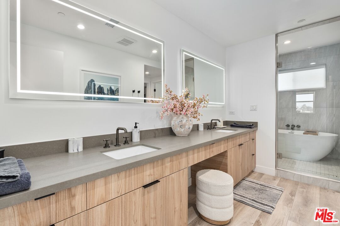 4912 S Centinela Ave