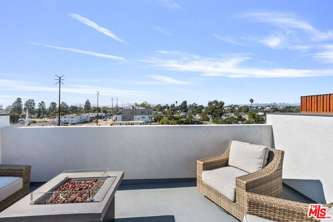 4912 S Centinela Ave