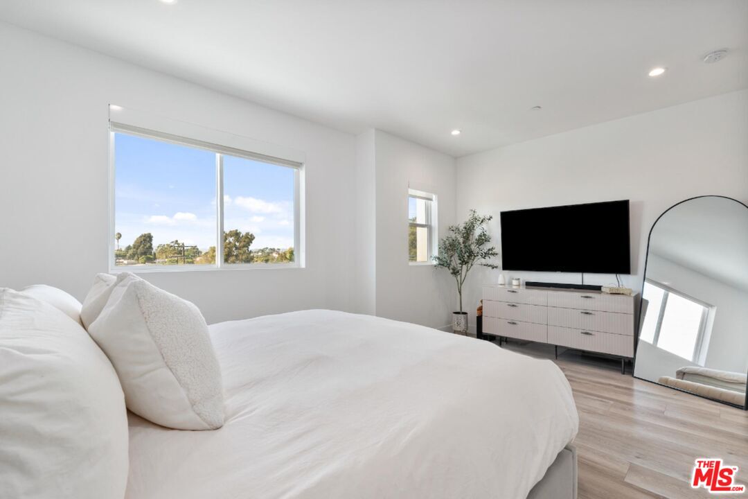 4912 S Centinela Ave