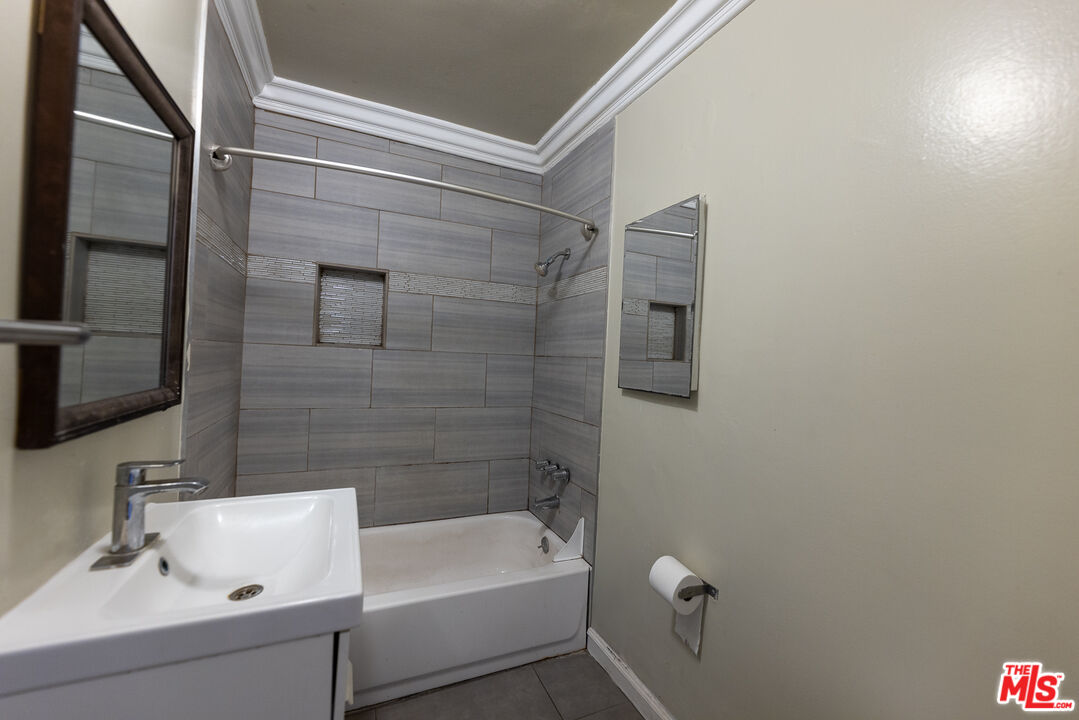 947 S Westmoreland Ave Unit: 207