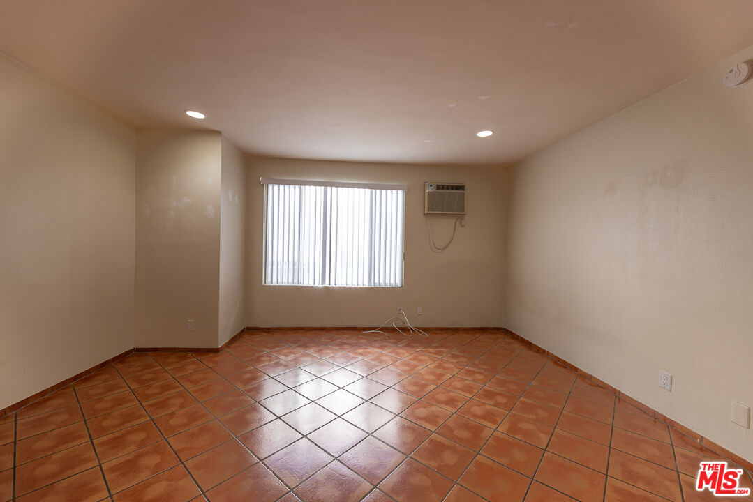 947 S Westmoreland Ave Unit: 207