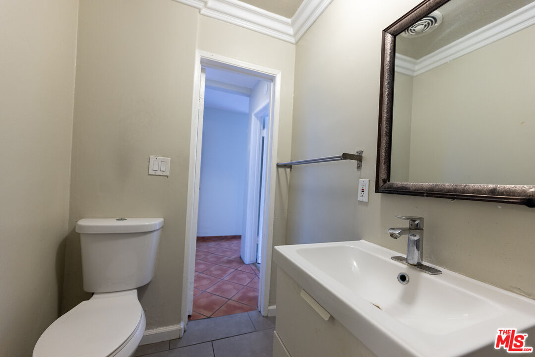 947 S Westmoreland Ave Unit: 207